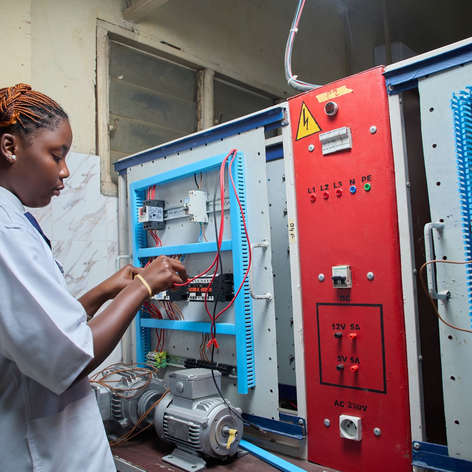 Trabalho técnico de engenharia elétrica em painel de comando industrial